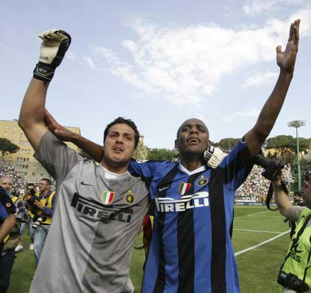 阿森纳在阿斯顿维拉的惊险失利使得争冠形势更加复杂（阿森纳客场险负阿斯顿维拉，冠军争夺战再添变数）