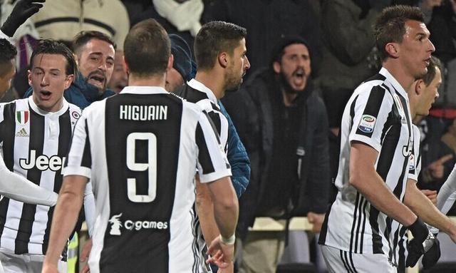 乔治娜晒在卡塔尔海边照片，蓝色紧身连衣裙尽显曼妙身姿（乔治娜晒卡塔尔海边美照，蓝色修身连衣裙彰显优雅曲线）