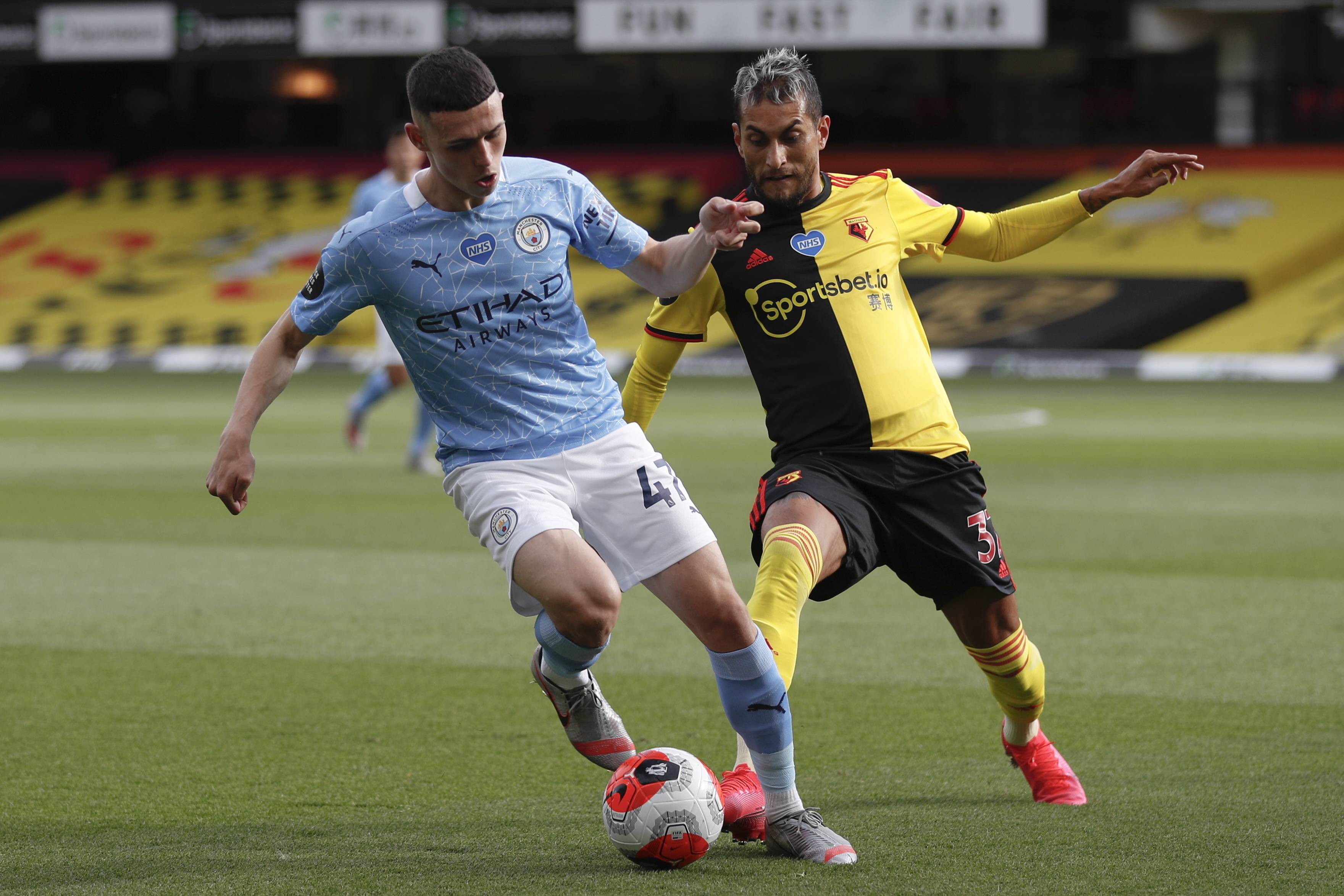 足球中超球队进入封闭训练，外界高度关注（中超球队启动封闭备战，引发广泛关注）