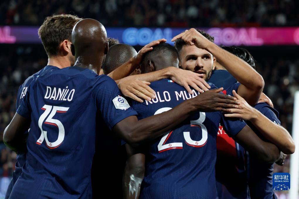 詹姆斯篮板抢断关键时刻锁定胜局（詹姆斯末段抢板断球，锁定胜局）