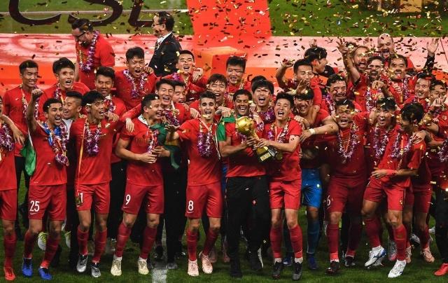 篮球NBA球队球员转会谈判进行中（NBA多队球员转会谈判正酣）